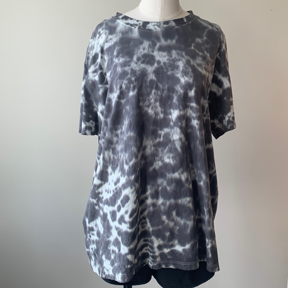 Lululemon Blue/grey/white long tee size 10-12!! Super cute